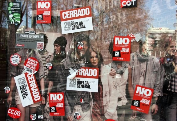 Escaparates de unos grandes almacenes plagados de carteles sindicales durante la huelga del 29 de marzo de 2012, la segunda con Rajoy de presidente. :: alberto ferreras
