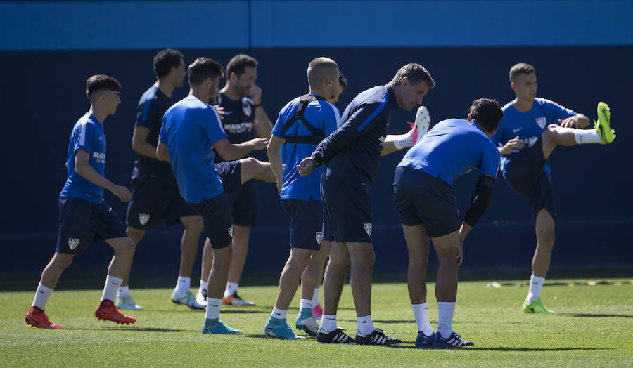 Míchel da indicaciones a Recio ayer durante el entrenamiento.