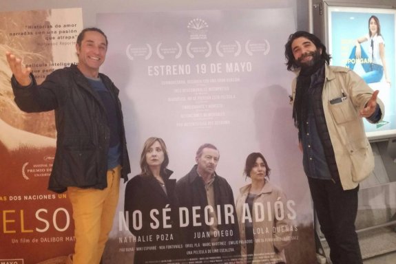 Los productores Damian Paris (izquierda) y Curro Conde, junto al cartel de ‘No sé decir adiós’. :: sur