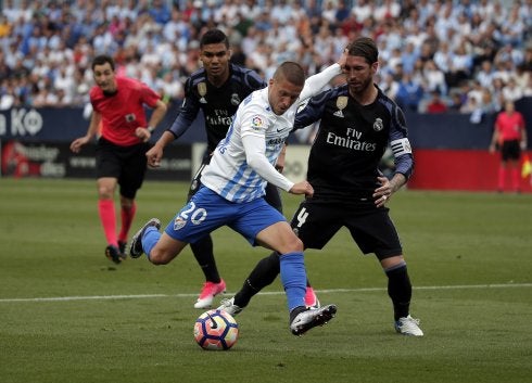 Keko trata de armar el disparo ante Sergio Ramos. :: ñito salas