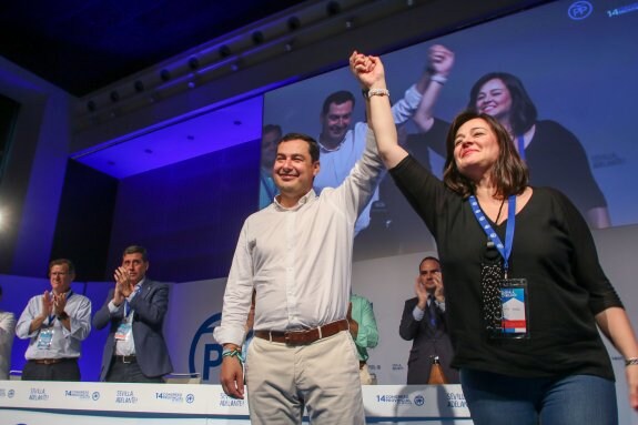 Juanma Moreno y Virginia Pérez, ayer en la clausura del congreso del PP en Sevilla. :: EP/ JESÚS PRIETO