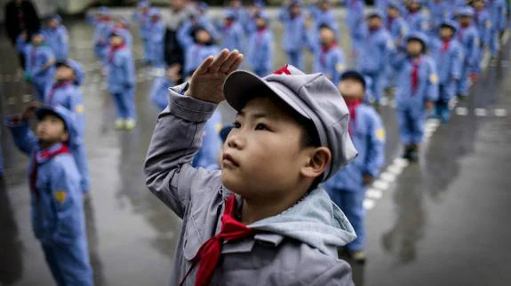 En la educación de los niños de Yang Dezhi no falta el saludo a la bandera en disciplinada formación.