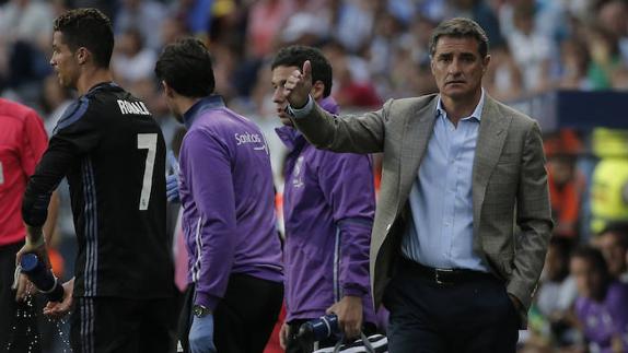 Míchel, determinante en el despegue final del Málaga, se dirige a sus hombres ante el Madrid. 