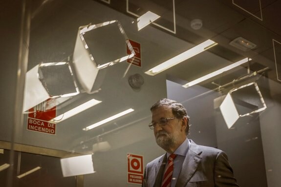 Rajoy, ayer, a punto de comparecer ante la prensa en la sede central del PP tras la reunión de su Comité Ejecutivo Nacional. :: Emilio Naranjo / efe