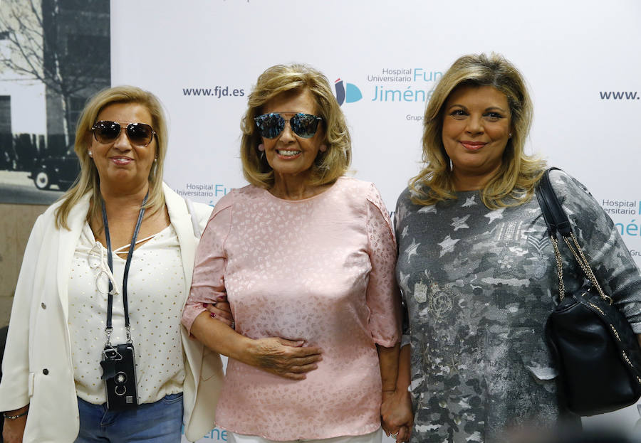 María Teresa Campos, junto a sus hijas, a la salida del hospital.