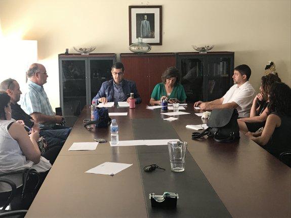 García se reunió ayer con los trabajadores y con los ediles de Mijas Lima (PSOE) y Martínez (CSSP). :: i. gelibter