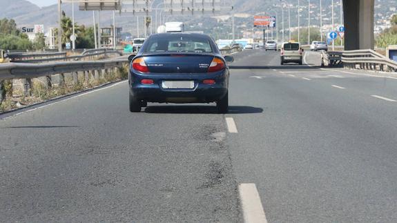 La presencia de baches en la calzada es habitual en las vías principales de acceso a Málaga. 