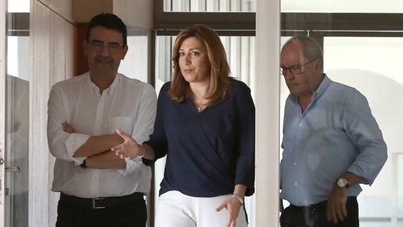 Susana Díaz, flanqueada por Mario Jiménez y Juan Cornejo, en una imagen de archivo.