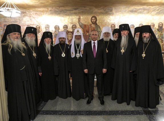 Vladímir Putin posa con los jerarcas de la Iglesia ortodoxa rusa. :: efe