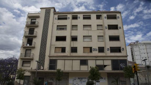 Fachada del cine Astoria, en la que han colocado una decena de carteles con un logo junto a sus ventanas. 