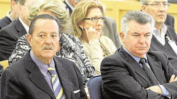 Julián Muñoz y Juan Antonio Roca, en una imagen de archivo durante un juicio.