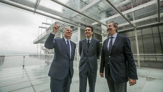 Santiago Bergareche, presidente de Vocento;Javier Botín, presidente de la Fundación Botín, y Luis Revenga, presidente de Editorial Cantabria, ayer, en las instalaciones del edificio diseñado por Renzo Piano. 