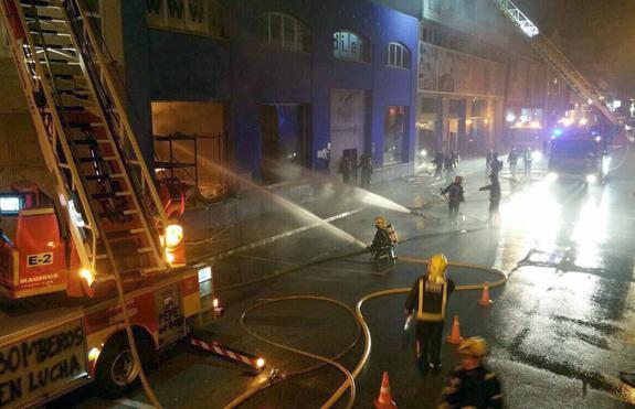 Tres naves afectadas en un aparatoso incendio en el polígono Santa Bárbara de Málaga
