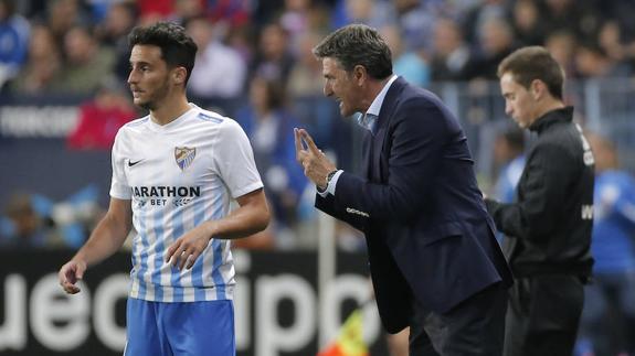 Juan Carlos, con Míchel junto a él dándole instrucciones.