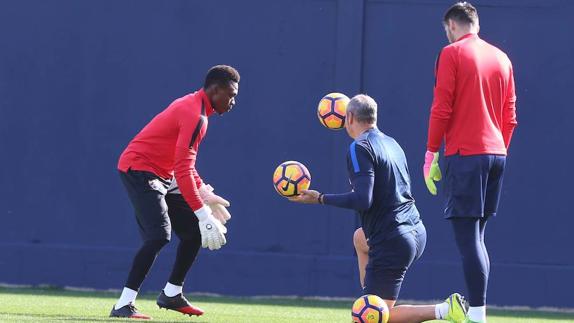 Kameni, Paco Ruiz y Boyko, durante un entrenamiento reciente del Málaga.