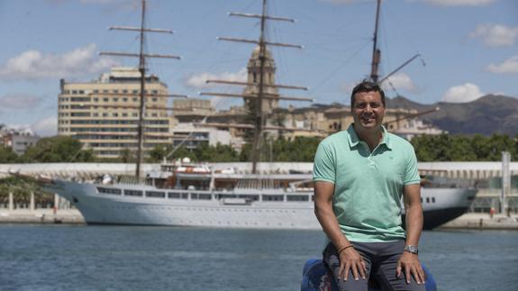 El colegiado malagueño Daniel Hierrezuelo posa para SUR en el Muelle Uno. 