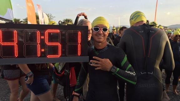 Javi Marín posa tras una de las pruebas en el Ultra-Tri Motril. 