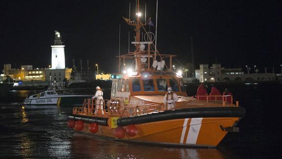 Imagen de archivo de las labores de rescate de una patera en el puerto de Málaga