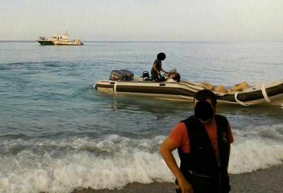 La embarcación intervenida por los agentes, ayer en la playa. :: sur
