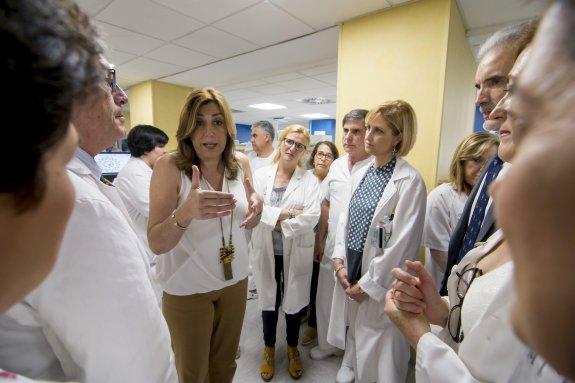 Susana Díaz, ayer con facultativos del hospital sevillano de Valme. 