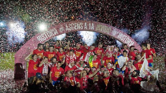 La plantilla del Girona celebra ayer el ascenso. 