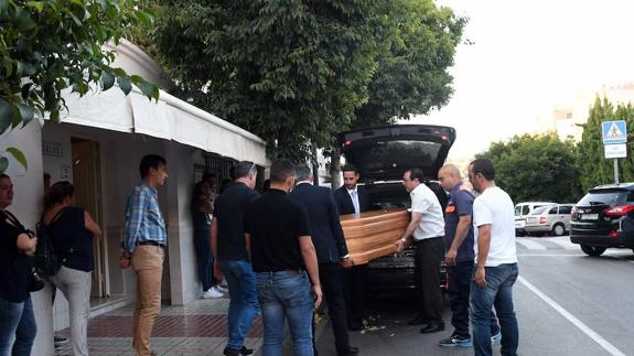 Llegada del féretro con los restos mortales al Cementerio de Marbella.