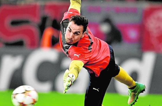 Roberto, en una estirada durante su etapa en el Olympiacos.