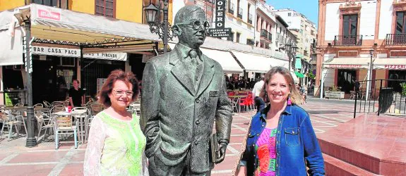 Soledad Lara y Ana María Rosillo junto al monumento de Blas Infante en la plaza del Socorro.  v. m. 