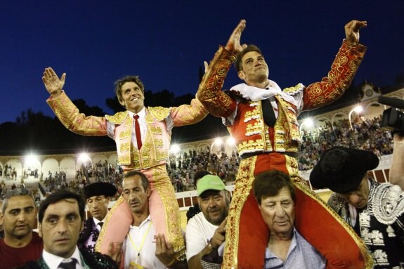 Manuel Díaz y Julio Benítez, a hombros en la plaza.