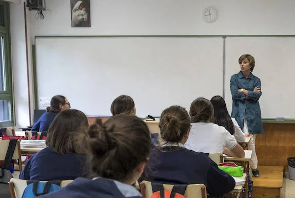 La directora del colegio femenino Eskibel, Marta Tellaeche, en un aula del centro. 