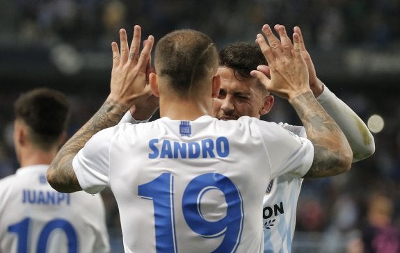 Sandro choca las palmas con Pablo. :: ñito salas
