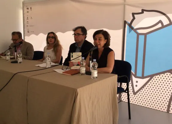 José Lasaga, Carmen Caro, Enrique Baena y Rosario Torres-Moreno, en la presentación del volumen. A la izquierda, imagen de Pio Baroja.