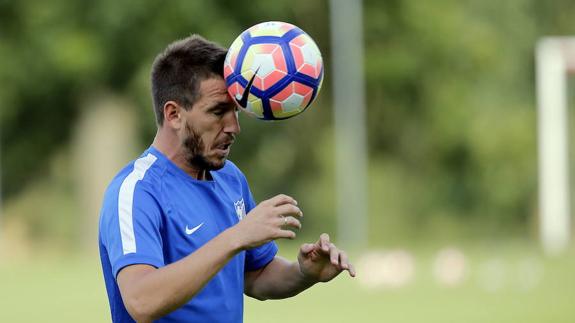 Camacho remata de cabeza durante un entrenamiento con el Málaga.