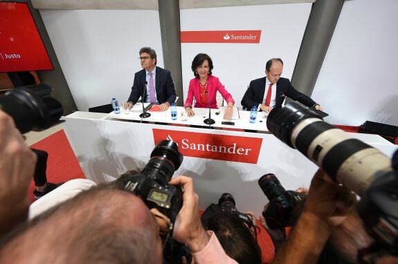 Ana Botín, presidenta del Banco Santander, ayer, en rueda de prensa. :: fernando villar / efe
