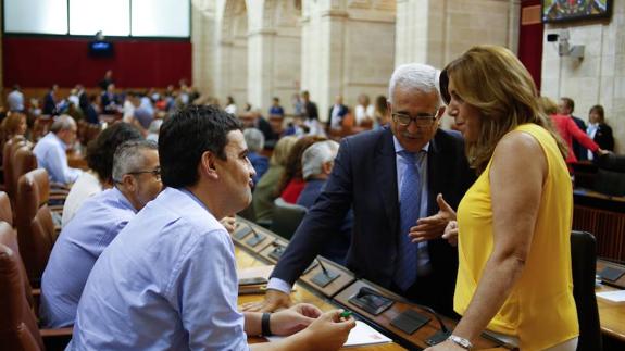 La presidenta de la Junta conversa con el portavoz parlamentario del PSOE, MarioJiménez, al inicio del debate.