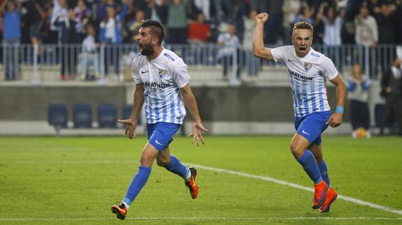Santos celebra un gol ante el Sporting de Gijón.