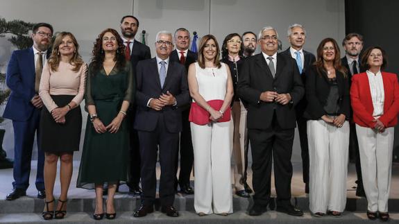 La presidenta de la Junta de Andalucía, Susana Díaz, posa con su nuevo equipo de gobierno.