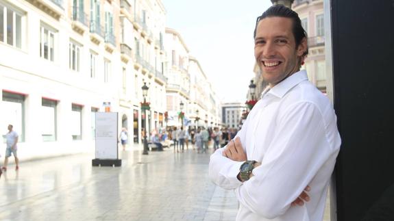 López posa en la calle Larios 