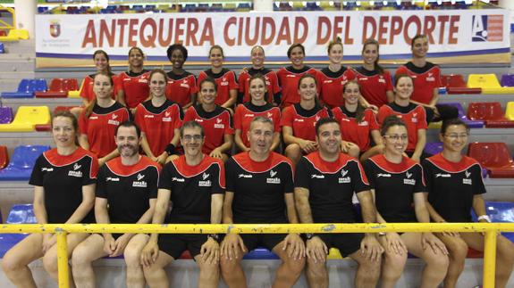 ‘Las Guerreras’, con el cuerpo técnico y ayudantes en primera fila, ayer en el Argüelles. 