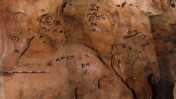 La pintura rupestre esquemática es una de los singularidades de la Cueva de la Victoria.