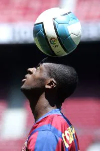 PRESENTACIÓN. Touré Yaya jugó ayer con el balón. / REUTERS