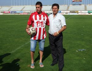 PRIMERA PRESENTACIÓN. Jacinto Cabrera con Juan Lima, momentos después de la presentación oficial del jugador. / J. ESPINOSA