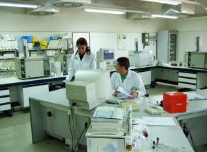 ANÁLISIS. Un técnico en el laboratorio de la factoría. / G. TÉLLEZ