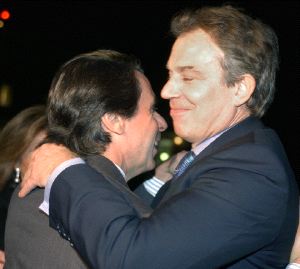 BLAIR. Abrazo con Aznar, protagonistas en las Azores. / EFE