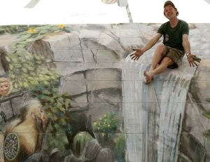 PERSPECTIVA. El pintor británico Julian Beever, con una de sus obras. / GUSTAVO CUEVAS. EFE
