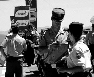ALTO DE LARRAUN. Un guardia civil y una gendarme charlan. / EFE