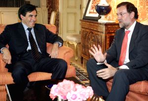 ENCUENTRO. El líder del PP, Mariano Rajoy, se entrevistó ayer con el primer ministro francés. / AFP