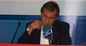 ENFADO. Manuel Caeiro, durante la rueda de prensa que ofreció ayer en la sede del PSOE linense. / MANUEL LÓPEZ