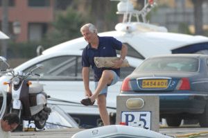 NATURALIDAD. Carlos se coloca el zapato antes de subirse al yate en Sotogrande.