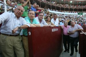 DESDE EL BURLADERO. Algunos de los componentes del equipo médico            de la plaza de toros de Málaga, con el doctor Juan Pedro de Luna a la cabeza (segundo por la izquierda). / CARLOS MORET